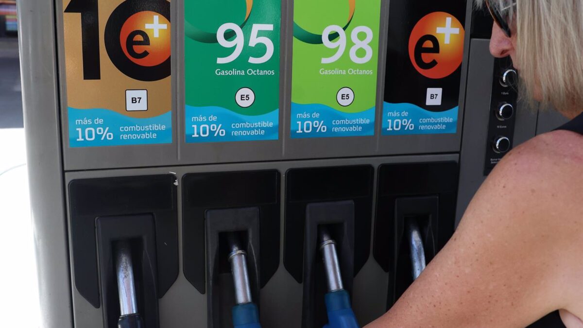 La gasolina toca un nuevo máximo anual tras doce semanas al alza y se