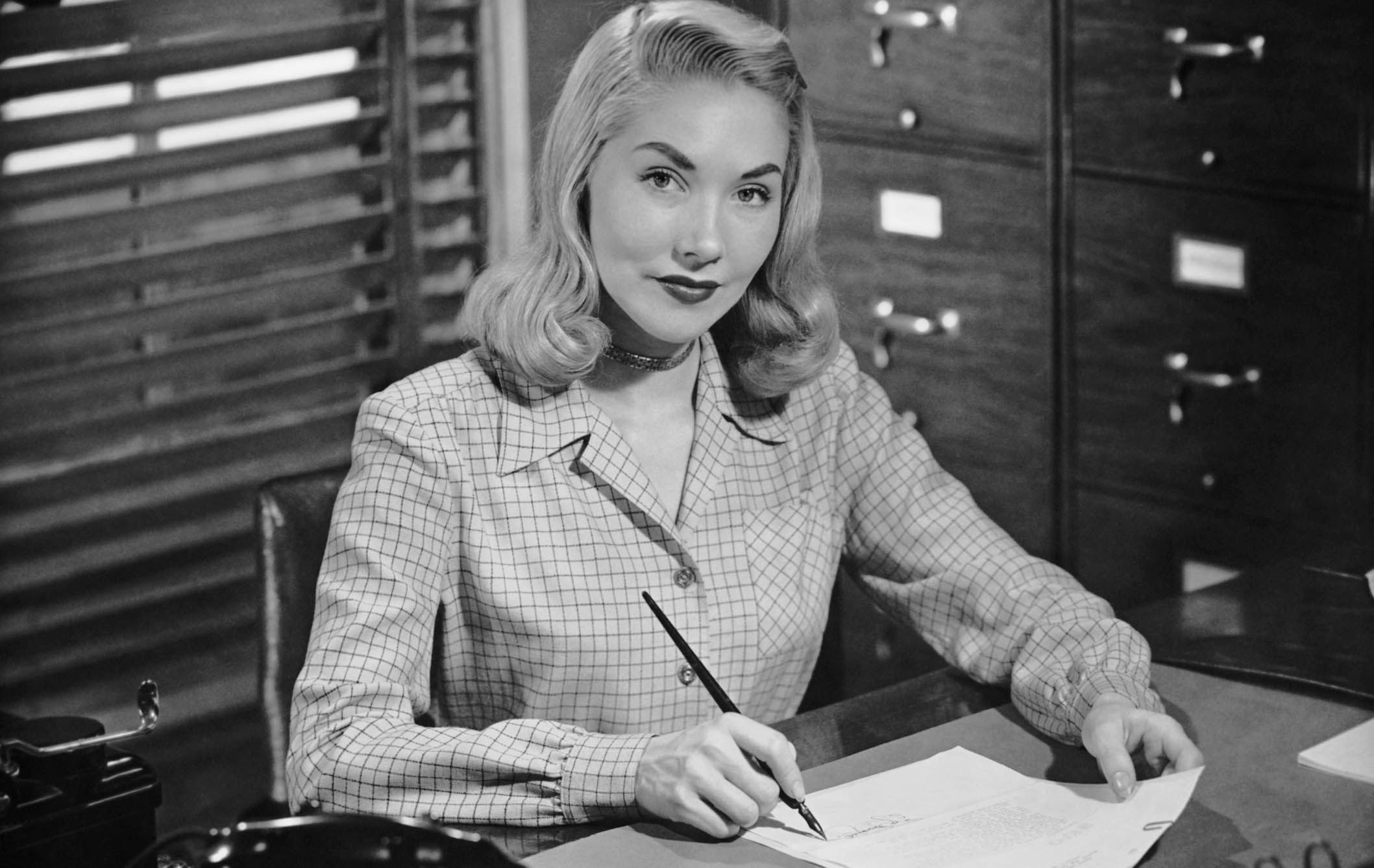 Секретарь в советское время. Американская Интервьюер женщина. Секретарши 60х. Vintage Office worker. Office worker photo.