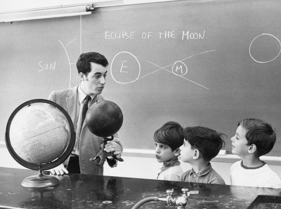 Educación. Escuela. Profesor. Niños