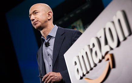 Jeff Bezos trata de simpatizar con Trump