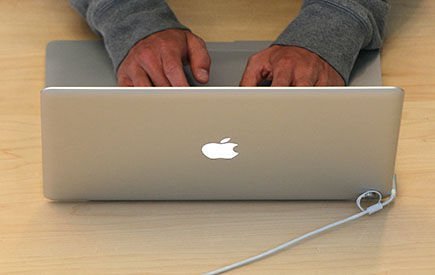 ordenador portátil manos buscar