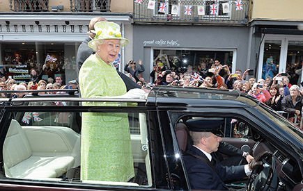 ¿Cómo es la vida de billonaria de la reina de Inglaterra?