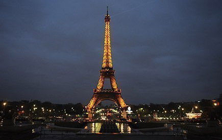 ¿Te gustaría dormir en la Torre Eiffel durante la Eurocopa? Con HomeAway, puedes