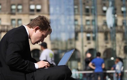 ¿Qué tiene de malo responder un e-mail laboral después del trabajo?