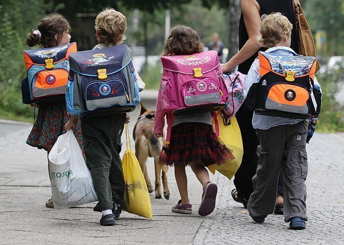 ¿De qué países son los niños que más horas pasan en el colegio?