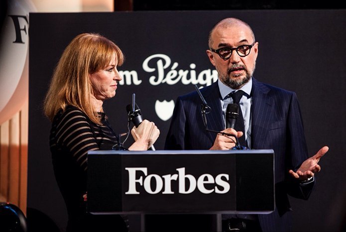 Andrés Rodríguez, director y editor de Forbes acompañado por la periodista Gloria Lomana