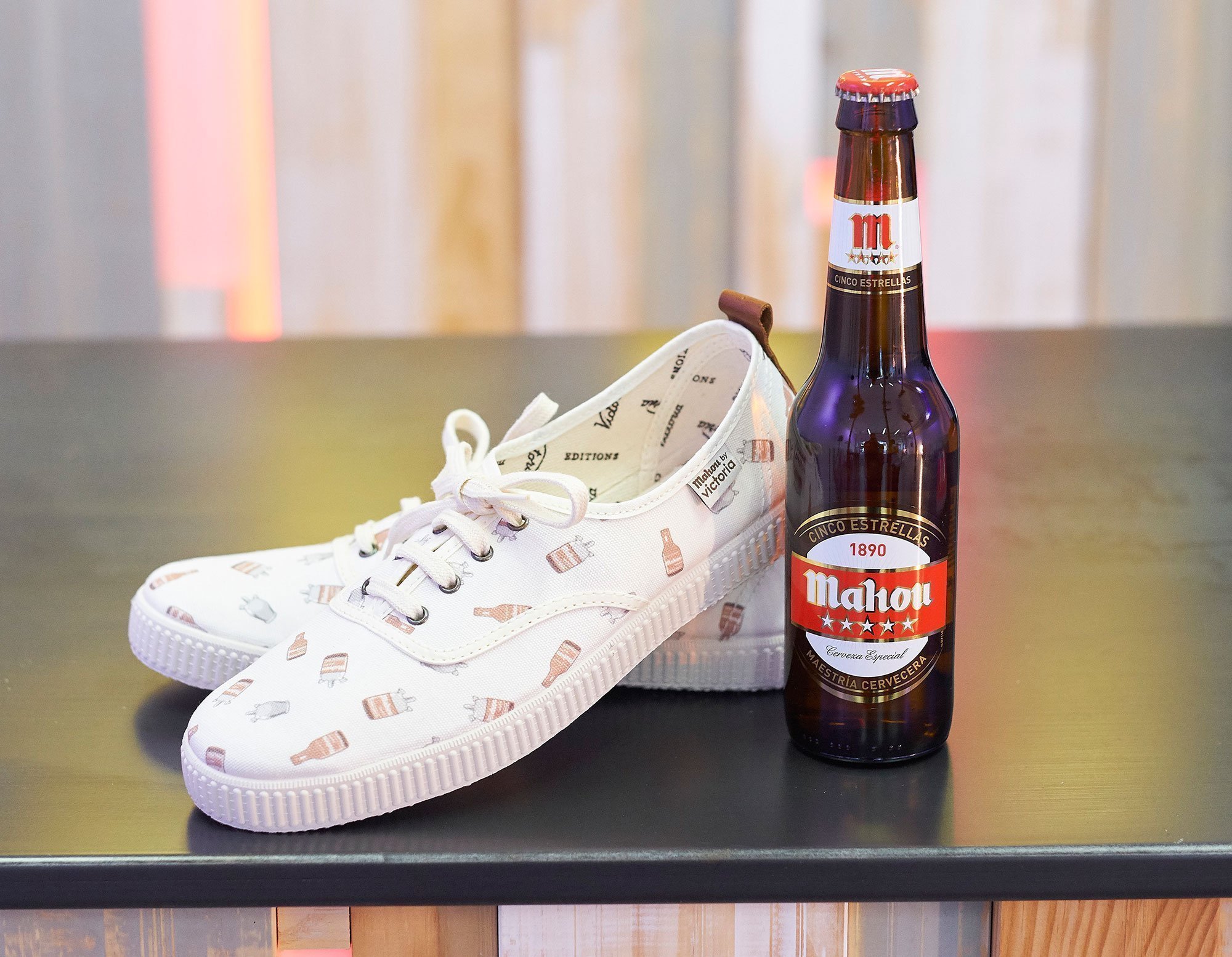 Mahou y Calzados Victoria crean una zapatilla edición especial