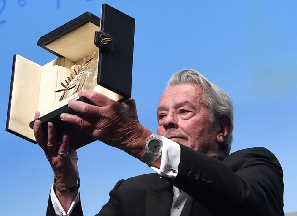 Alain Delon luce un Bvlgari al recoger su Palma de Oro honorífica en Cannes - Forbes España