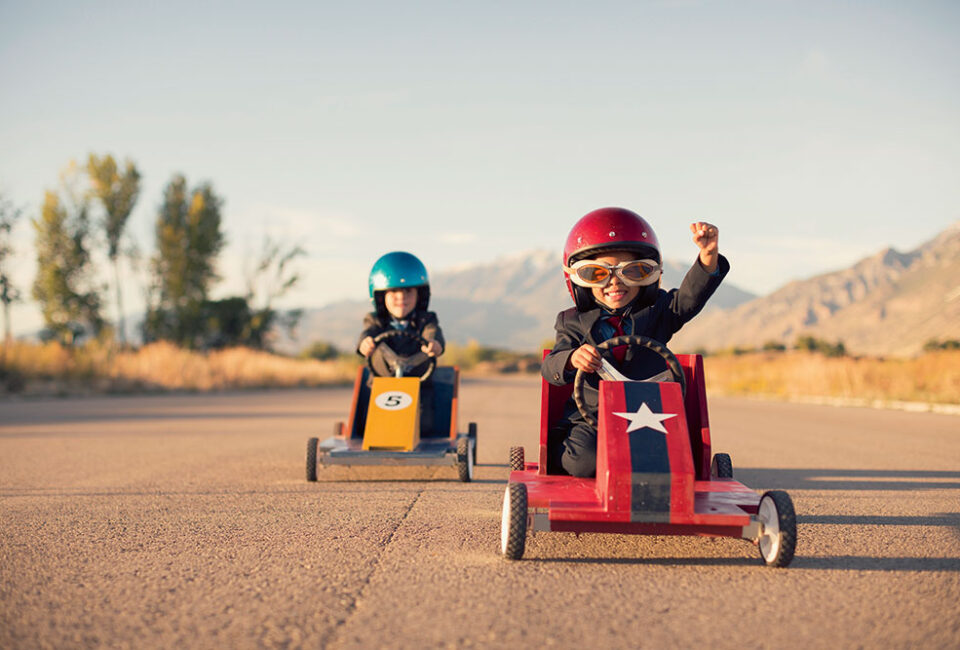 Talento. Dos niños hacen una carrera de cars
