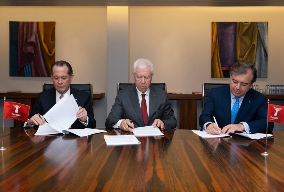 De izquerda a derecha, Juan Carlos Escotet Rodríguez, presidente de ABANCA, Fernando Teixeira dos Santos, presidente de EuroBic, y Francisco Botas, consejero delegado de ABANCA