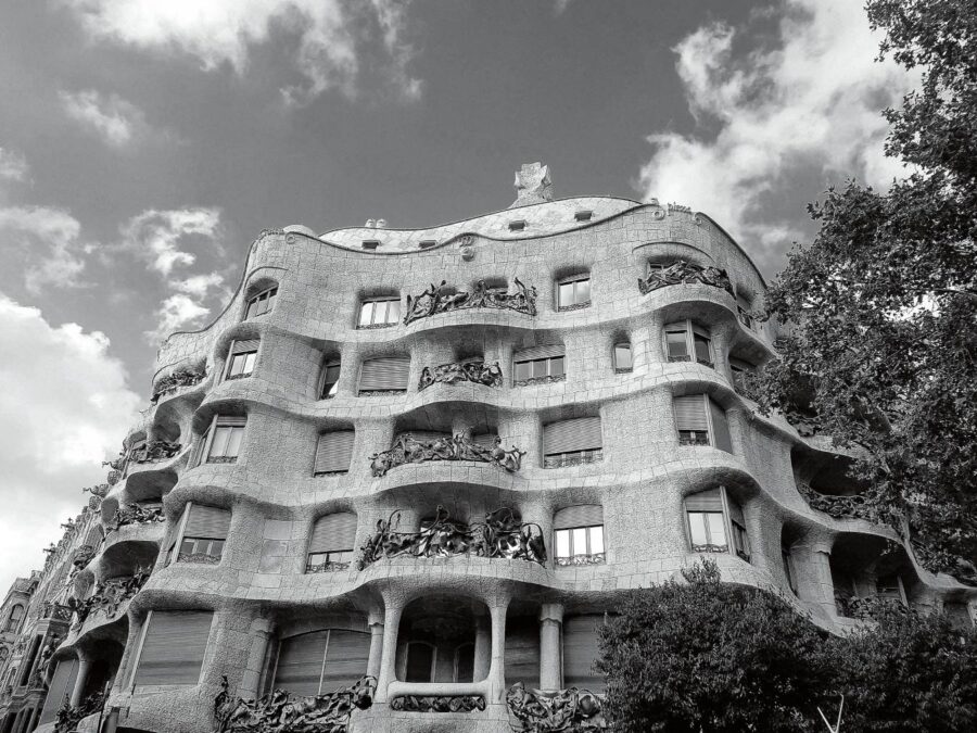 La Casa Milà, llamada popularmente «La Pedrera», obra del arquitecto Antoni Gaudí