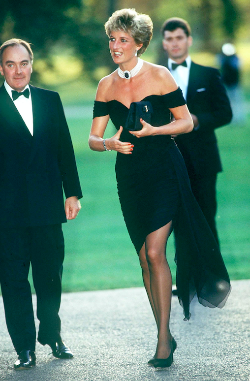 Lady Di con vestido negro