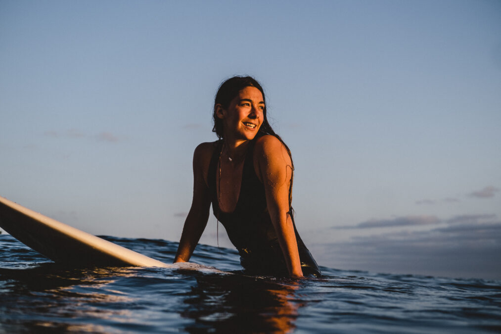 Garazi Sánchez sobre una tabla de surf