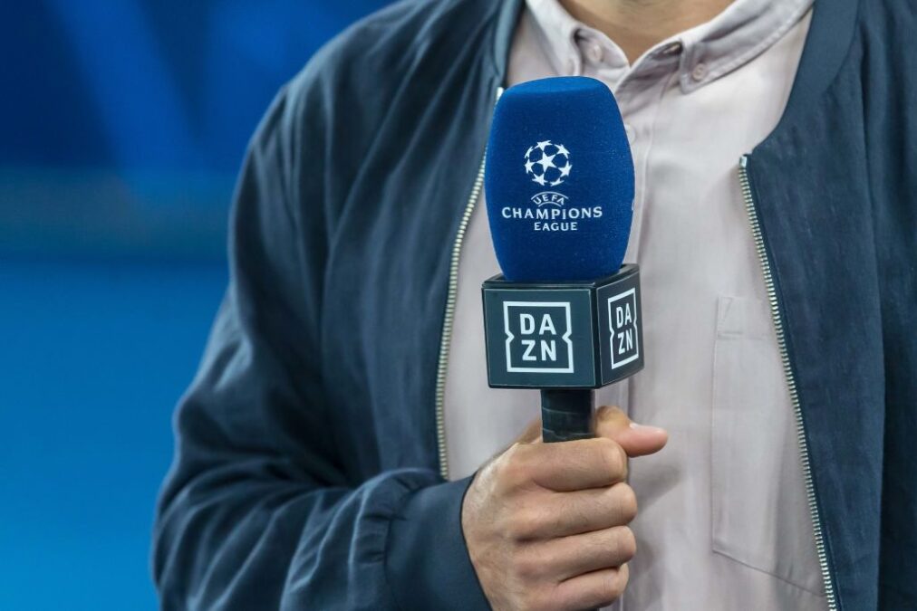 Reportero con un micrófono en la mano