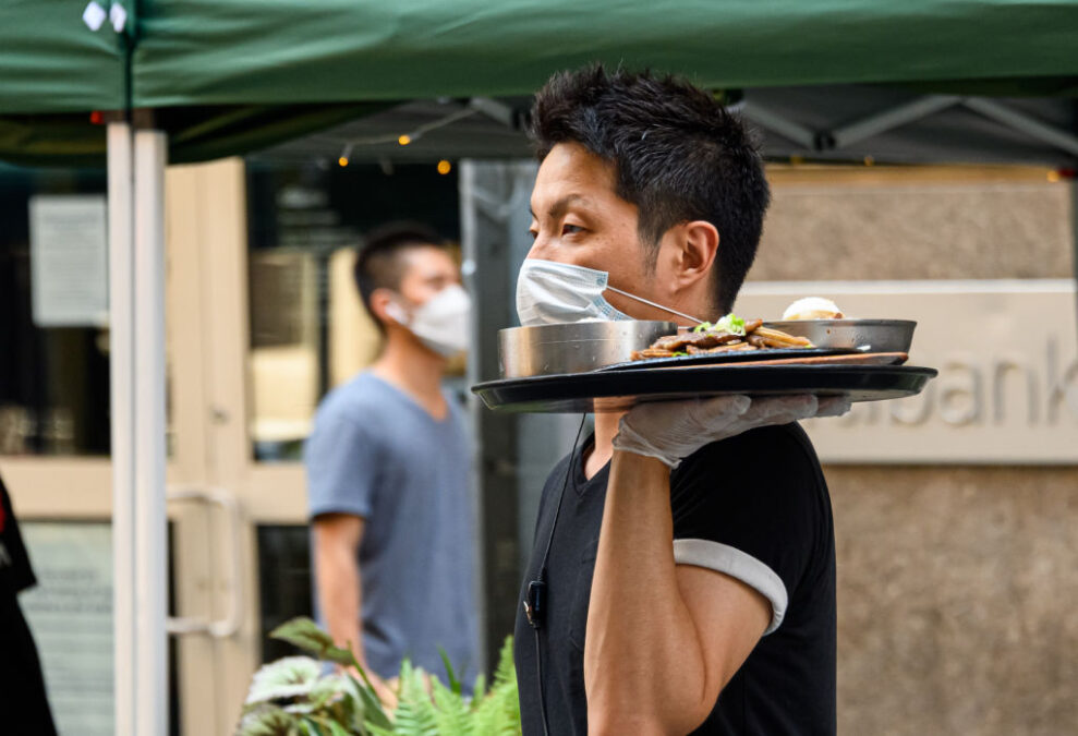 Camarero portando una bandeja