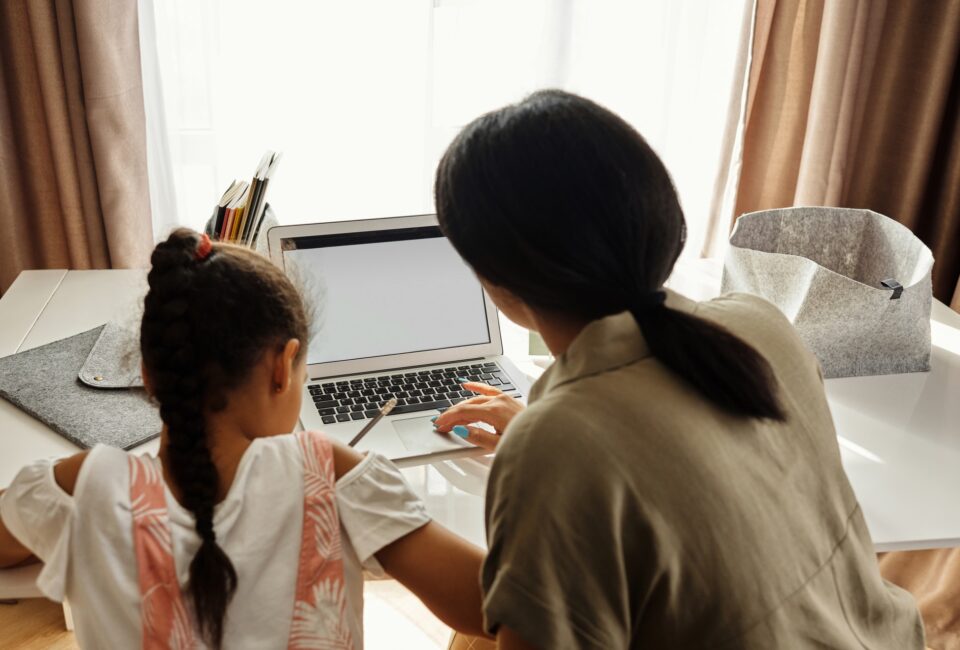 Madre e hija haciendo los deberes