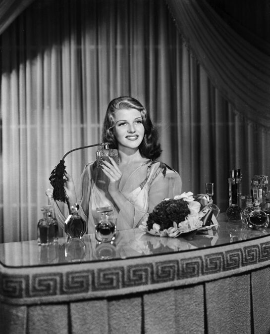 Rita Hayworth se perfuma en una imagen de archivo