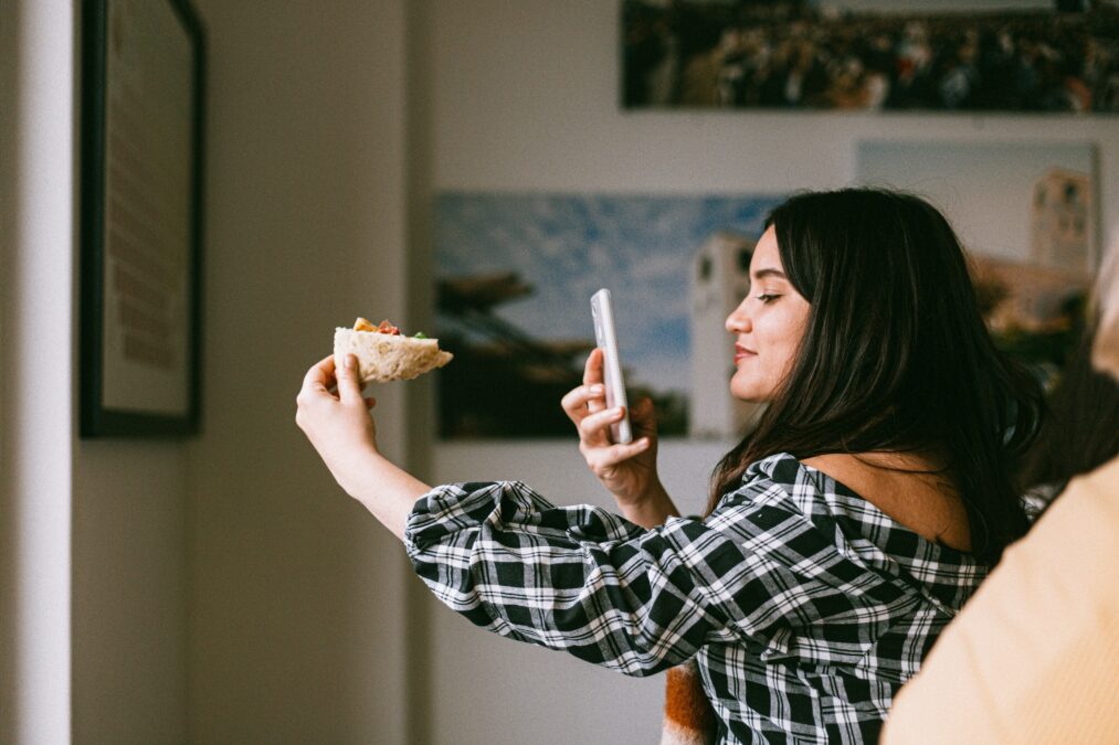 Chica haciendo una foto a su comida