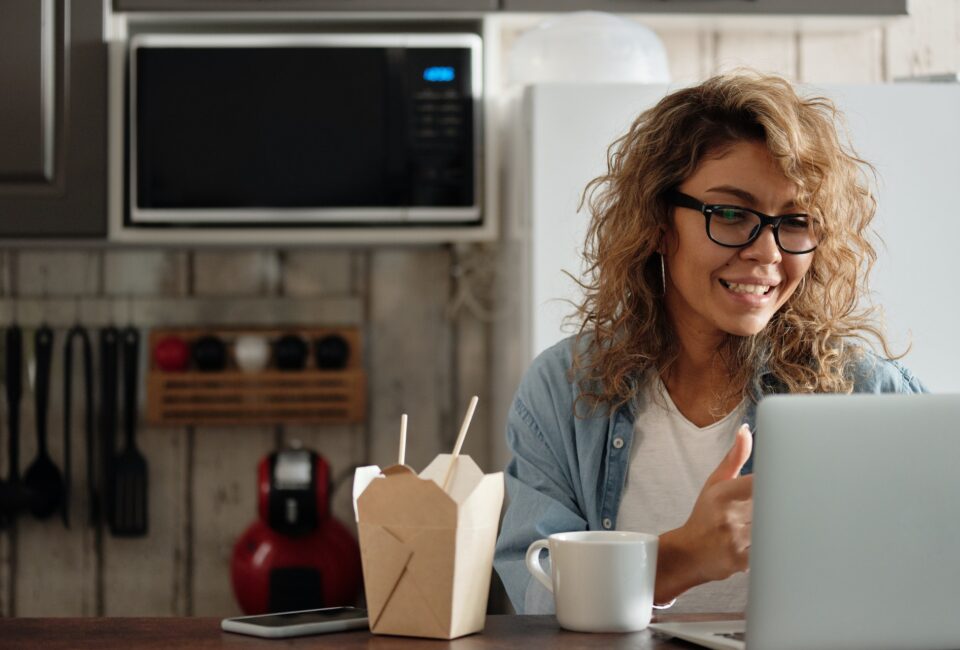 Mujer teletrabajando