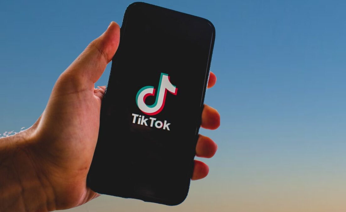 teléfono con la app tiktok
