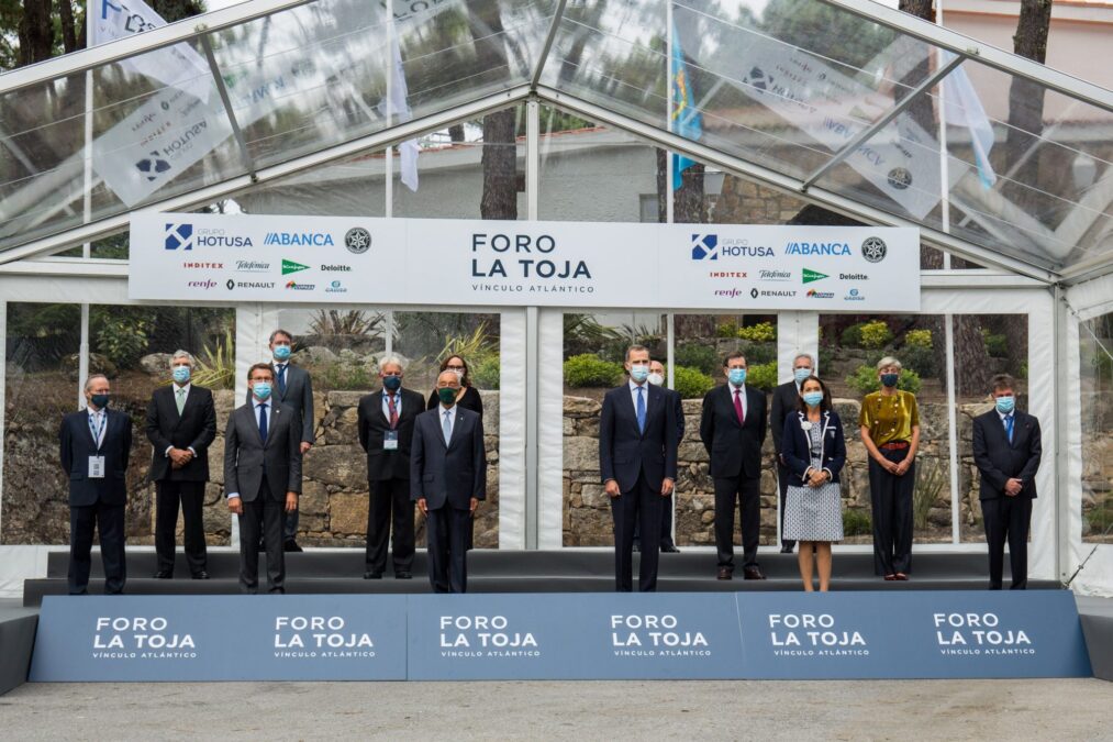 Foto familia en la inauguración de la II edición del Foro La Toja