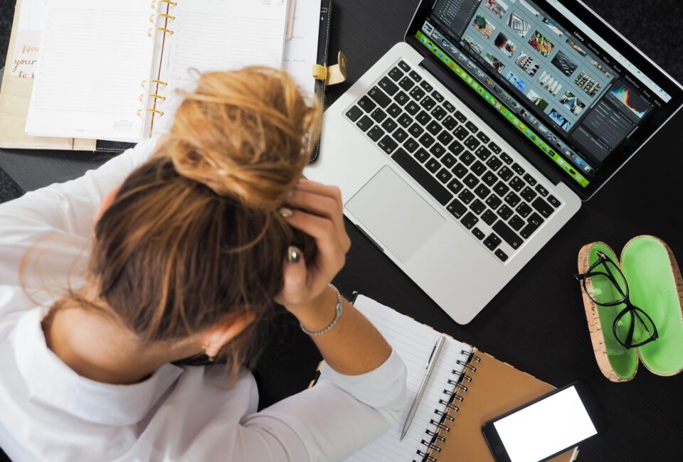 Una chica busca trabajo con su ordenador. Foto:energepic.com/Pexels