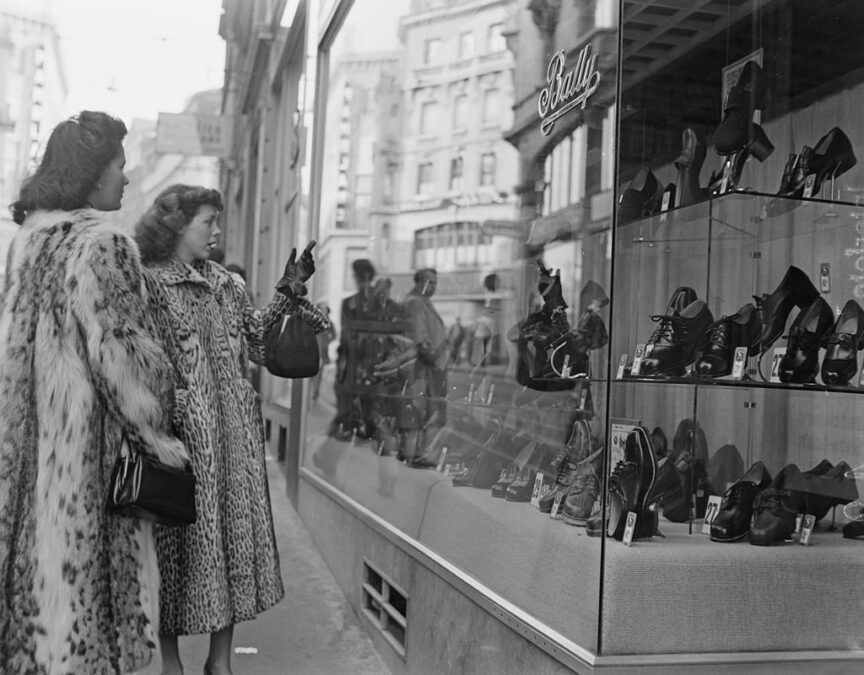 Dos jóvenes admiran el escaparate de una zapatería. Foto: Archivio Cameraphoto Epoche/Getty Images