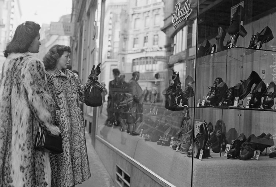 Dos jóvenes admiran el escaparate de una zapatería. Foto: Archivio Cameraphoto Epoche/Getty Images