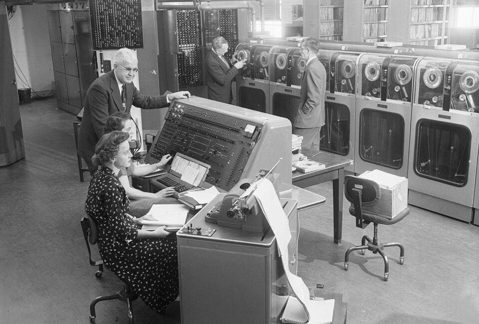 Operadores de computadoras tabulando el censo de 1954 con una computadora UNIVAC