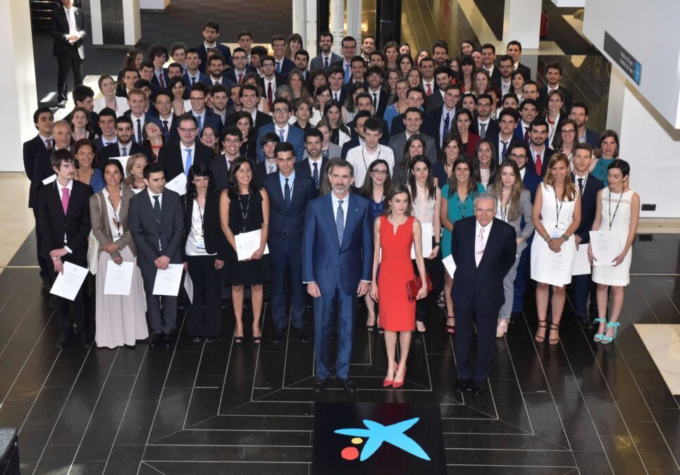 Los becados por la Fundación en la convocatoria 2016 junto a SS.MM. los Reyes e Isidro Fainé, presidente de la Fundación ”la Caixa”.