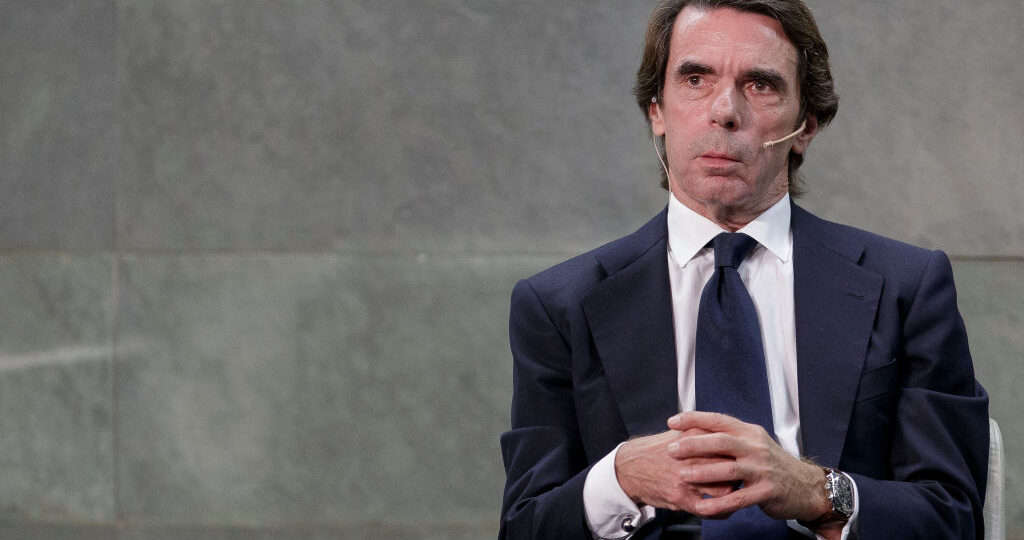 El ‘status’ del lunes: Aznar y un bigote para siempre