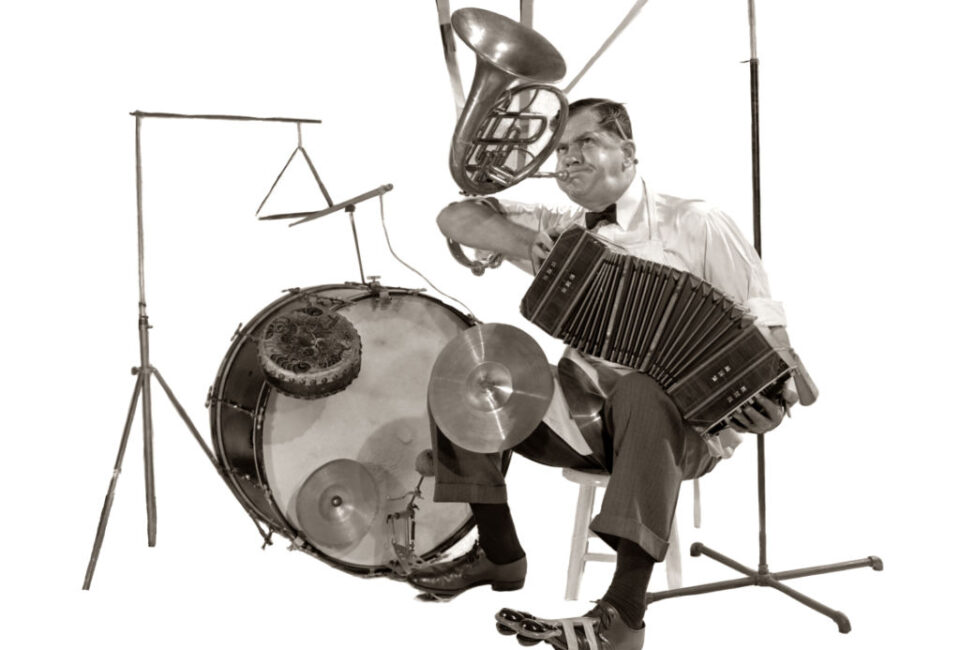 Un hombre toca varios instrumentos a la vez. Foto: H. Armstrong Roberts/ClassicStock/Getty Images