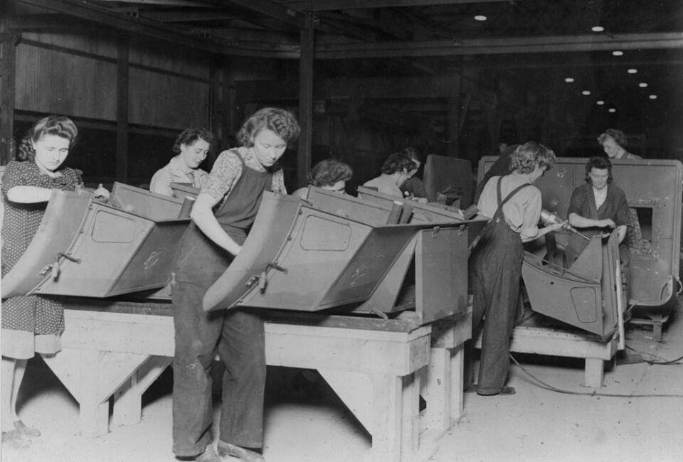 Las mujeres trabajadoras de la fábrica Ford durante la Segunda Guerra Mundial. Foto: National Motor Museum/Heritage Images. Getty Images.