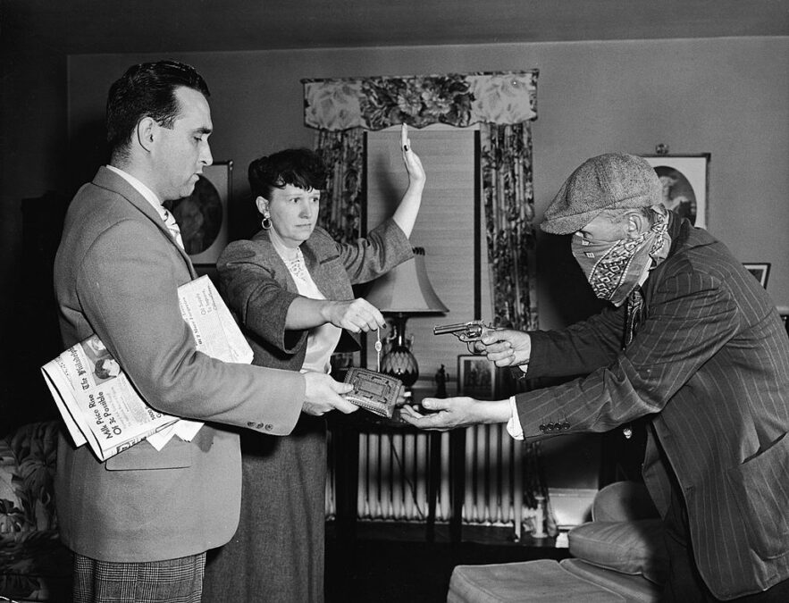 Un ladrón enmascarado y armado roba la cartera y el reloj a punta de pistola de una pareja de mediana edad.