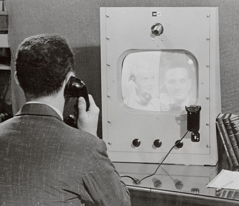 Este teléfono televisión es de Kay Lab y se fabrica en San Diego. La imagen de la persona que llama aparece en una mitad de la pantalla, y la de la persona llamada en la otra. Cuando no se realizan llamadas, este aparato se puede usar como una televisión normal. Foto: Getty Images