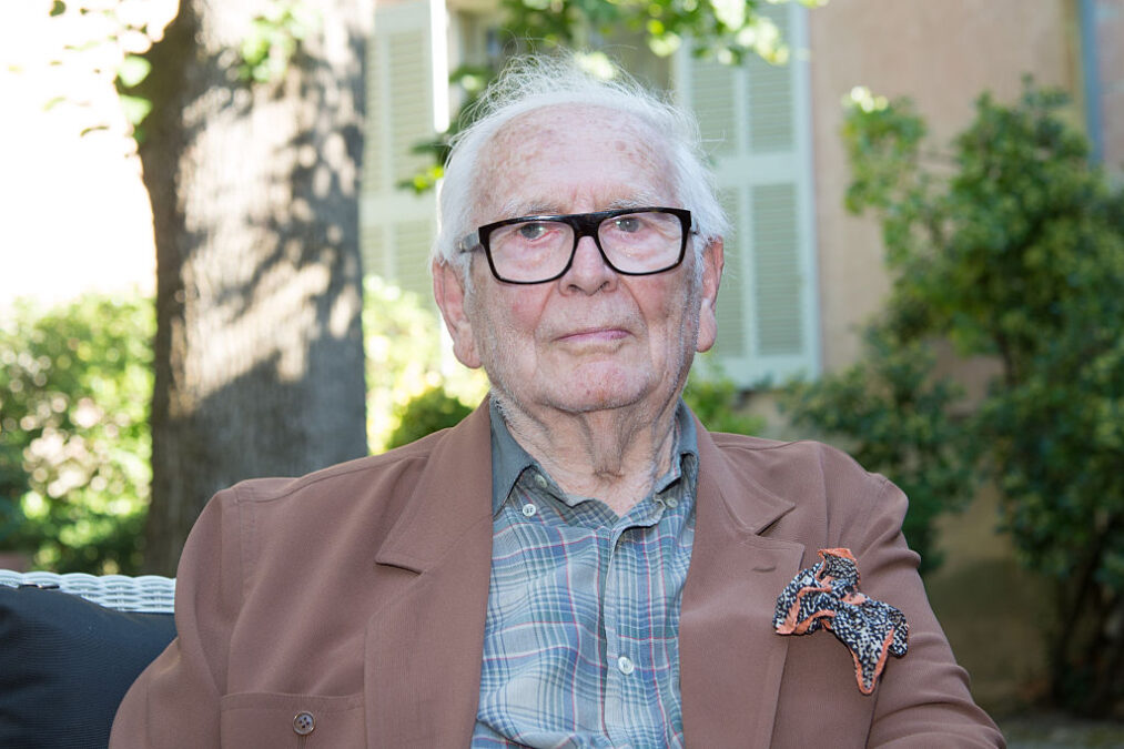 El diseñador de moda Pierre Cardin posa después de la presentación de la colección Pierre Cardin 2016 como parte de la Semana de la Moda de París el 9 de julio de 2016 en Lumieres (Francia). Foto: Stéphane Cardinale - Corbis/Corbis/Getty Images