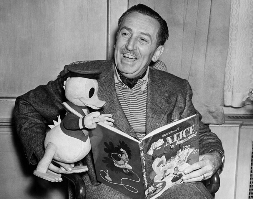 El productor de cine Walt Disney con un pato Donald de juguete leyendo Alicia en el País de las Maravillas, 1951. Foto: Hulton-Deutsch/Getty Images