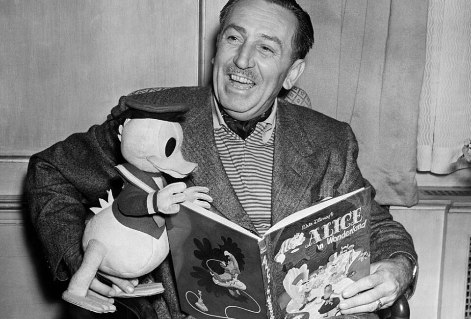 El productor de cine Walt Disney con un pato Donald de juguete leyendo Alicia en el País de las Maravillas, 1951. Foto: Hulton-Deutsch/Getty Images