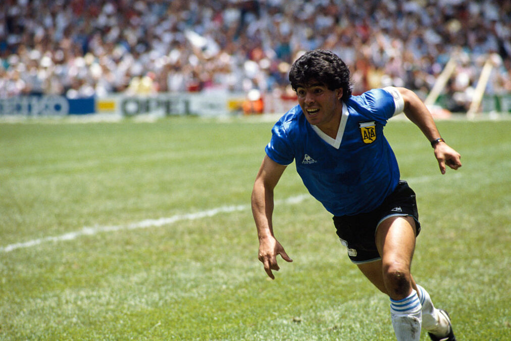 Diego Maradona celebrando su segundo gol contra Inglaterra en el mundial de 1986. Foto: Jean-Yves Ruszniewski/Getty Images