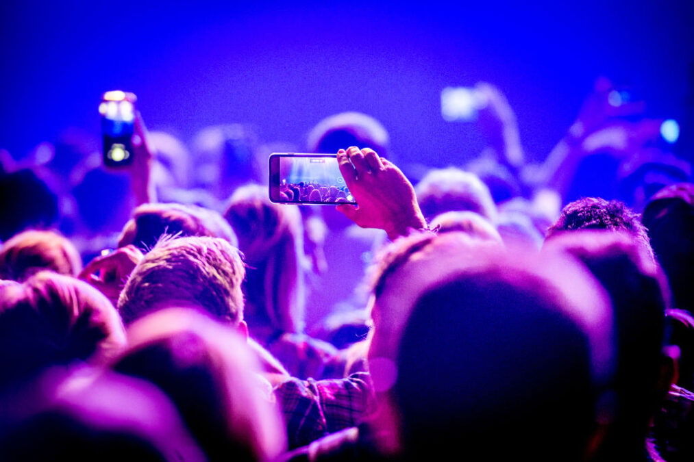 Asistentes a un concierto toman fotografías y vídeos con sus teléfonos móviles. Foto: Ollie Millington/Redferns/Getty Images