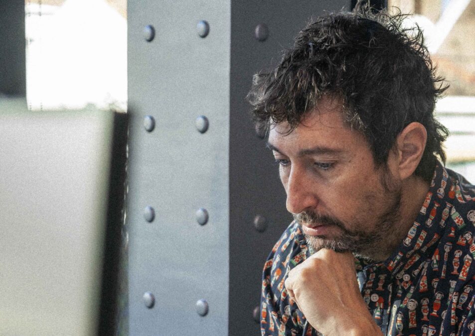 Toni Garrido, en su redacción, para la cámara de Forbes. Foto: Pablo G. Batista