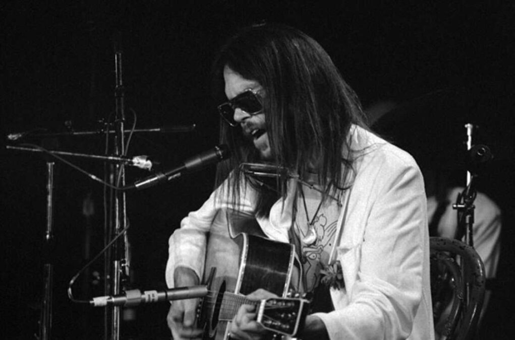 Neil Young vende los derechos de sus canciones por 122 millones de euros