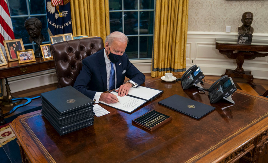 Quitar el botón para pedir Coca-Cola y otros cambios que Biden ha hecho en el despacho Oval