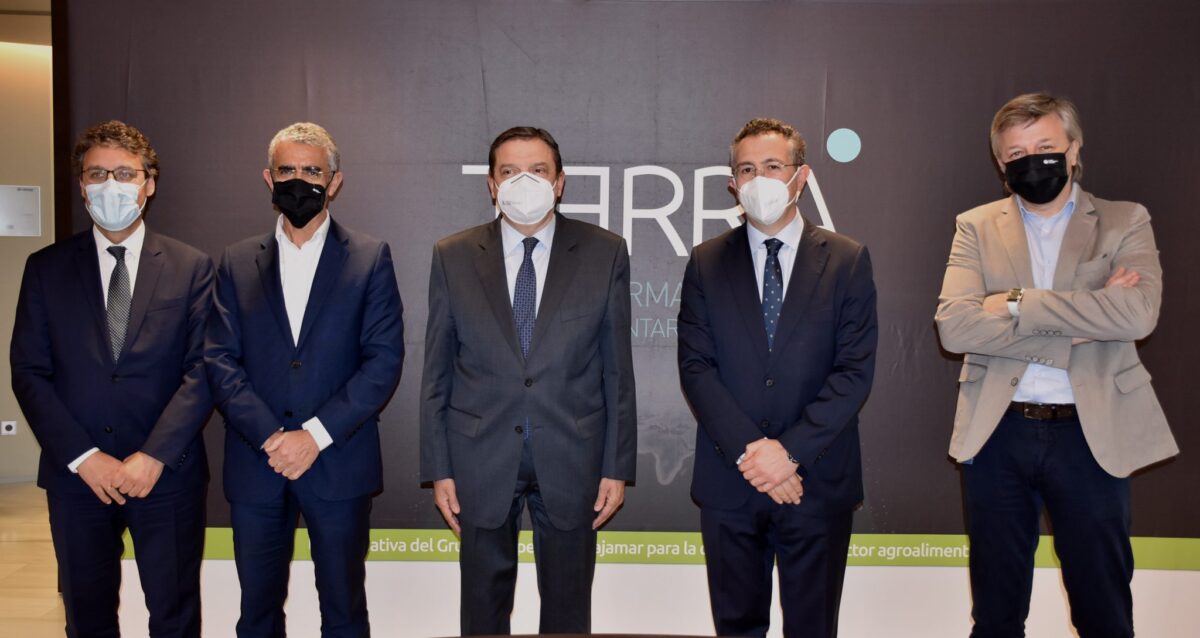 • El ministro de Agricultura, Luis Planas, y el presidente de Cajamar, Eduardo Baamonde, con parte del equipo de la entidad financiera.