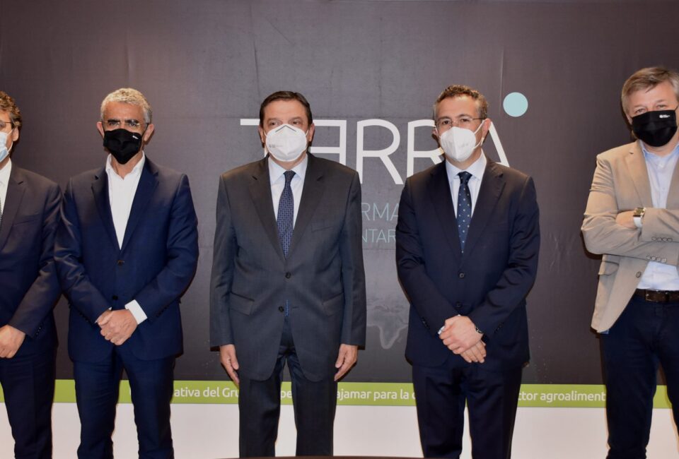 • El ministro de Agricultura, Luis Planas, y el presidente de Cajamar, Eduardo Baamonde, con parte del equipo de la entidad financiera.