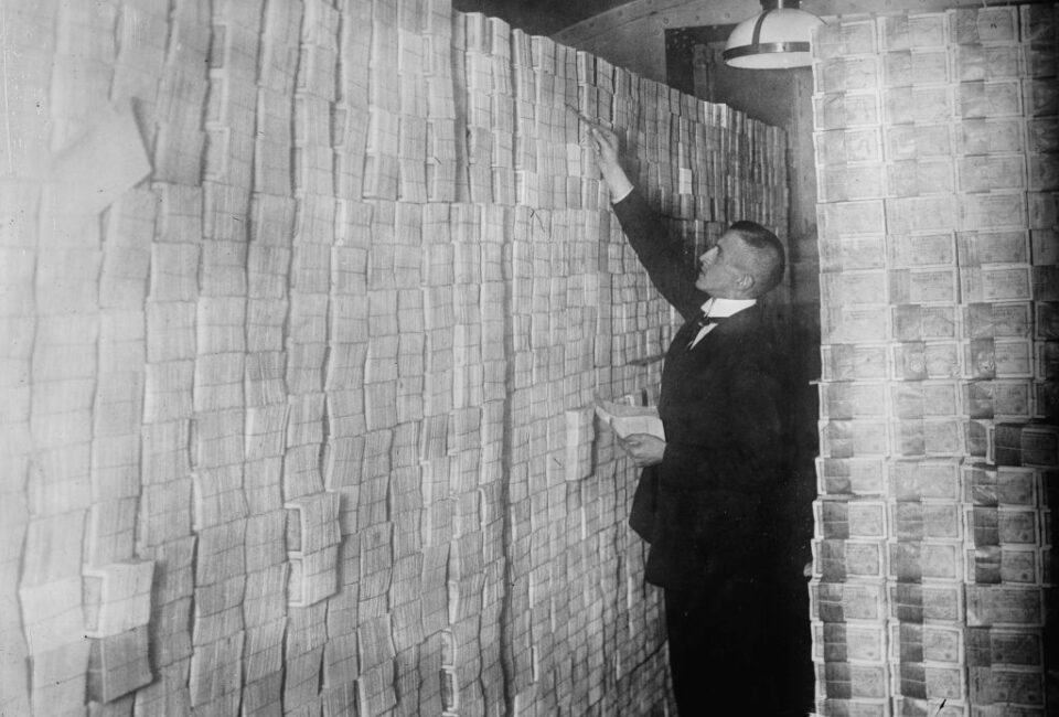 La inflación en la Alemania de Weimar hace que el papel moneda se apile desde el suelo hasta el techo en un banco de Berlín (Alemania). Un banquero lo está contando. Foto: Buyenlarge (Getty Images)