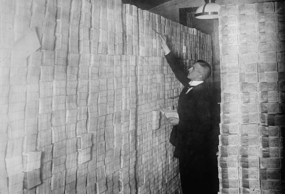 La inflación en la Alemania de Weimar hace que el papel moneda se apile desde el suelo hasta el techo en un banco de Berlín (Alemania). Un banquero lo está contando. Foto: Buyenlarge (Getty Images)