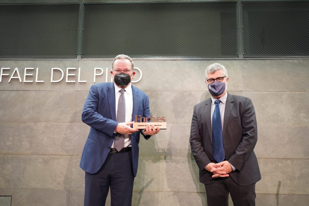 Eduardo Navarro, Director de Estrategia y Asuntos Corporativos de Telefónica, recibe el Premio Forbes Best Dircom 2019 de la mano de Miguel Ángel Oliver, Secretario de Estado de Comunicación, en el Auditorio Rafael del Pino de Madrid.