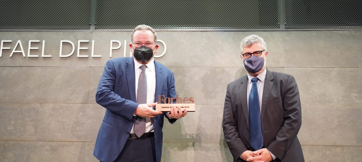 Eduardo Navarro, Director de Estrategia y Asuntos Corporativos de Telefónica, recibe el Premio Forbes Best Dircom 2019 de la mano de Miguel Ángel Oliver, Secretario de Estado de Comunicación, en el Auditorio Rafael del Pino de Madrid.