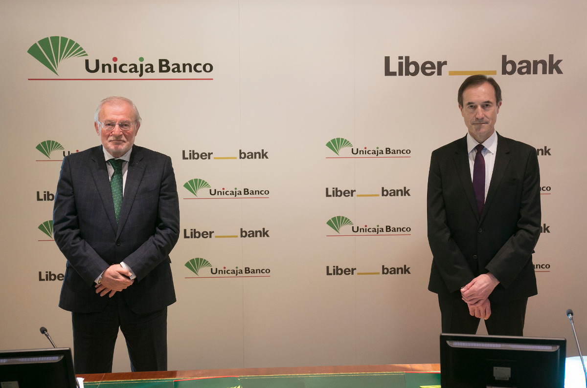 Manuel Azuaga, presidente de Unicaja Banco, y Manuel Menéndez Menéndez, CEO de Liberbank. Foto: Unicaja